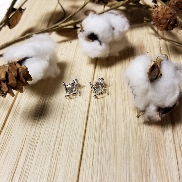 Beautiful 3D Square with CZ earrings in SILVER - Picture 2 of 2